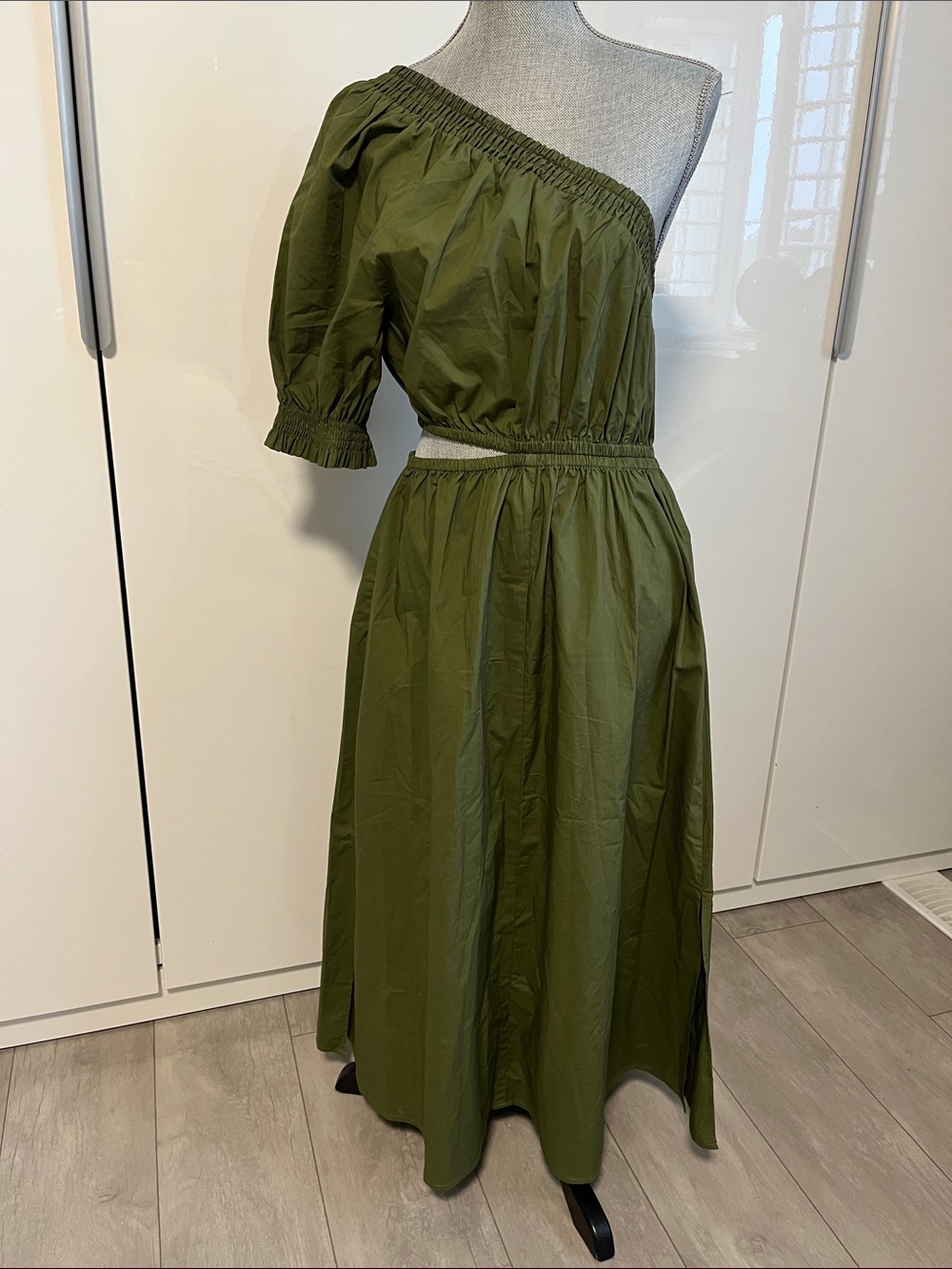 NWOT WHO WHAT WEAR Olive Green One-Shoulder Cutout Midi Dress, Size M